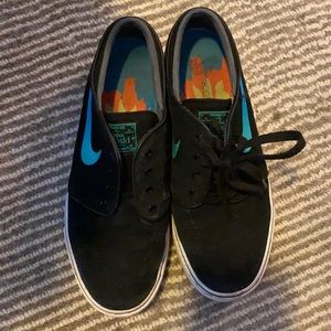 Black Nike janoskis